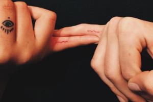 Seit Kurzem ziert ein rotes "M" den Zeigefinger von Kylie Jenner