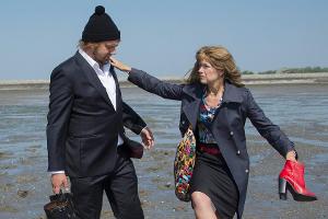 "Einmal Hallig und zurück": Fanny Reitmeyer (Anke Engelke) und Hagen Kluth (Charly Hübner) kommen sich beim Wattwandern sche...
