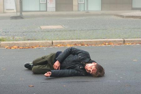 In Magdeburg fällt ein kleiner Junge mitten auf der Straße tot um
