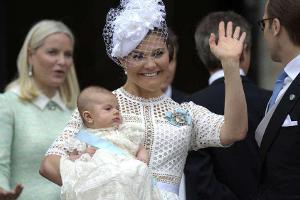 Kronprinzessin Victoria präsentiert sich stolz mit ihrem Sohn Oscar.
