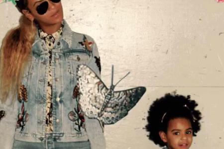 Beyoncé und ihre Tochter Blue Ivy stehen auf den Denim-Look