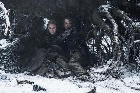 Sansa Stark (Sophie Turner) und Theon Graufreud (Alfie Allen) in Staffel sechs von 