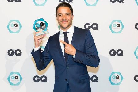 Kostja Ullmann strahlt mit dem GQ-Award