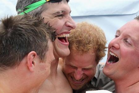 Prinz Harry freut sich bei den Invictus Games mit dem britischen Team über den Sieg bei der 4x50m Freistil-Staffel