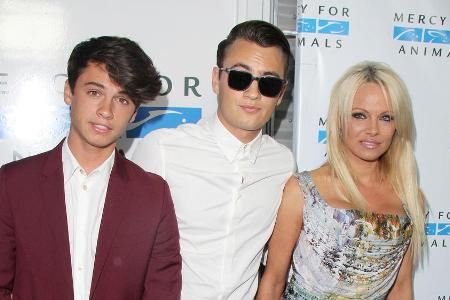 Dylan Jagger Lee (li.) zusammen mit seinem Bruder Brandon Thomas Lee (Mitte) und seiner Mutter Pamela Anderson
