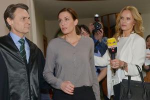 Katja Burkard (re.) spielt in "GZSZ" eine Gerichtsreporterin