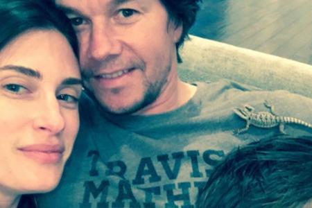 Mark Wahlberg mit Frau und Sohn - und einer Eidechse