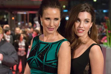 Sie könnten fast Schwestern sein. Doch Schauspielerin Andie MacDowell erscheint hier mit ihrer Tochter Rainey Qualley (25) a...