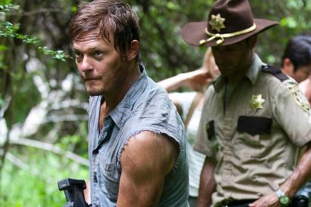 Daryl Dixon (Norman Reedus, vorne) geht nie ohne Armbrust aus dem Haus