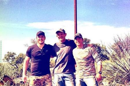 Chris Pratt und seine Freunde haben zu Ostern ein Kreuz aufgestellt