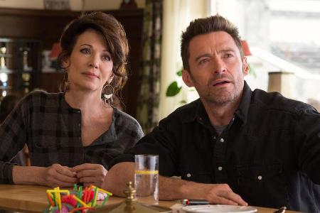 Hüttenwirtin Petra (Iris Berben) und Trainer Bronson Peary (Hugh Jackman, r.) staunen über Eddies (Taron Egerton) Leistung