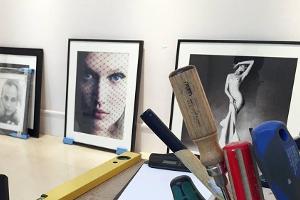 Topmodel Toni Garrn guckt auf dem Foto in der Mitte durch einen schwarzen Schleier