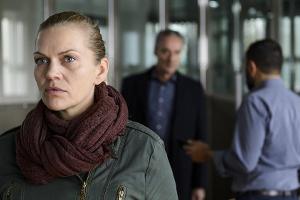 Sie spürt, dass ihre Kollegen auf einer falschen Fährte sind, doch keiner glaubt ihr: Helen Dorn (Anna Loos)