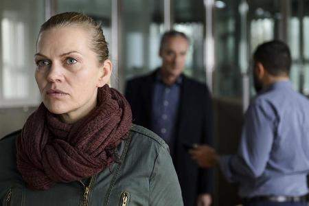 Sie spürt, dass ihre Kollegen auf einer falschen Fährte sind, doch keiner glaubt ihr: Helen Dorn (Anna Loos)
