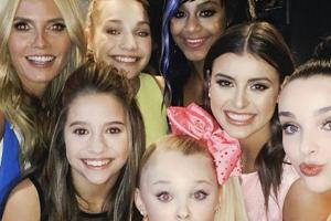 Heidi Klum mit den Tänzerinnen der Abby Lee Dance Company. Hinten v. l. n. r.: Heidi Klum, Maddie Ziegler, Nia Sioux Frazier...