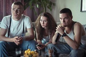 Beate Zschäpe (Anna Maria Mühe) zwischen Uwe Mundlos (Albrecht Schuch, l.) und Uwe Böhnhardt (Sebastian Urzendowsky)