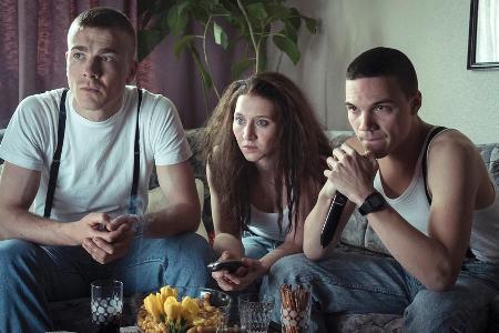 Beate Zschäpe (Anna Maria Mühe) zwischen Uwe Mundlos (Albrecht Schuch, l.) und Uwe Böhnhardt (Sebastian Urzendowsky)