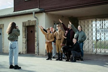 Beate Zschäpe (Anna Maria Mühe, li.) fotografiert die Gruppe um Uwe Böhnhardt (Sebastian Urzendowsky, 2. v.li.) und Uwe Mund...