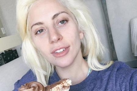 Sängerin Lady Gaga bedankt sich mit einem Stück Geburtstagstorte bei ihren Fans