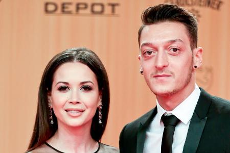 Mandy Grace Capristo und Mesut Özil im November 2015 bei der Bambi-Verleihung