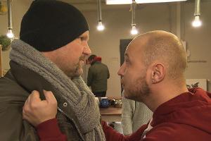 "Berlin - Tag & Nacht": Krätze (r.) will nicht akzeptieren, dass er nicht mitkämpfen darf und bettelt Joe daher nochmals an.