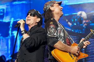 Klaus Meine (l.) darf für mehrere Wochen nicht auf die Bühne