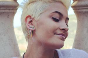 Paris Jackson scheint ihren neuen Look zu genießen