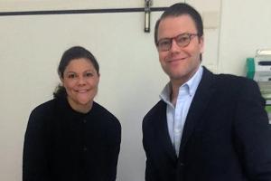 Prinz Daniel und Prinzessin Estelle holen Kronprinzessin Victoria und den Baby-Prinz in der Klinik ab