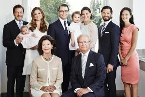 Das Königspaar (vorne) mit den drei Kindern - Prinzessin Madeleine (2.v.l.), Kronprinzessin Victoria (3.v.r.) und Prinz Carl...