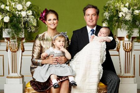 Prinzessin Madeleine mit Tochter Leonore und ihr Mann Christopher O'Neill mit dem Taufkind Prinz Nicolas (2015)