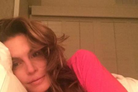 Cindy Crawford teilt ebenfalls des Öfteren auf ihrem Twitter-Account Selfies mit ihren Fans. Auch mit dabei: Aufnahmen, bei ...