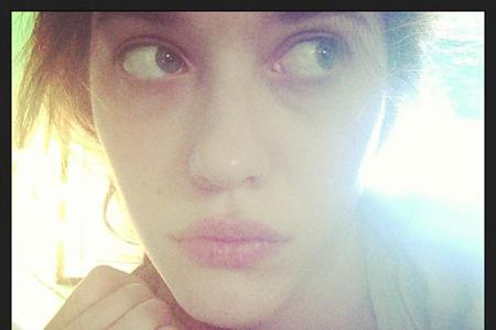 Schauspielerin Kat Dennings betont sonst gerne ihren Schmollmund mit rotem Lippenstift. Doch auch ganz ungeschminkt kommen i...