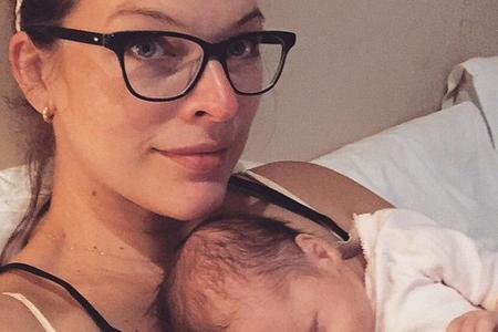 Als Mutter hat Frau oft keine Zeit für aufwendiges Make-up. Milla Jovovich sieht auf diesem Schnappschuss mit Töchterchen Da...