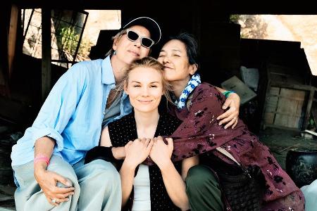 Doris Dörrie (links) mit ihren beiden Hauptdarstellerinnen Rosalie Thomass (Mitte) und Kaori Momoi