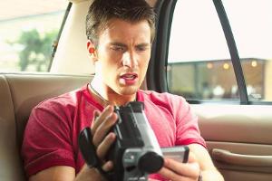 "Final Call": Mit einem Anruf auf seinem Handy beginnt für Ryan (Chris Evans) ein Wettlauf gegen die Zeit