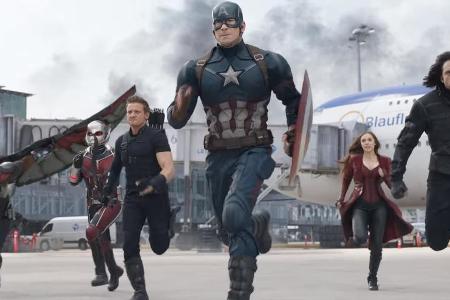 Captain America (Mitte) und seine Unterstützer