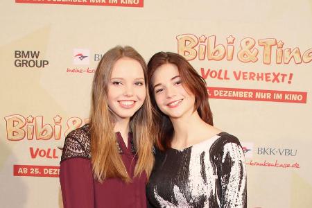 Bibi (l., Lina Larissa Strahl) und Tina (Lisa-Marie Koroll) bei der Premiere ihres Films