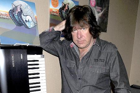 Keith Emerson bei einer Veranstaltung im Jahr 2012 - zusammen mit seinem wichtigsten Handwerkszeug, dem Keyboard