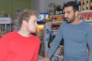 "GZSZ": Jonas bemerkt Mesuts Nervosität, die offenbar mit seiner Chatpartnerin zu tun hat.