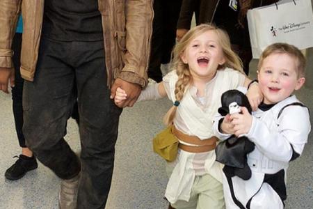 John Boyega kommt bei kleinen Yedis genauso gut an, wie bei Mini-Sturmtrupplern