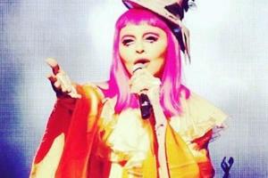 Madonna im Clowns-Kostüm auf der Bühne