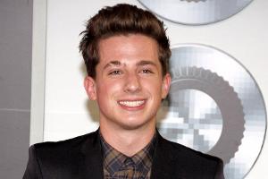 Bei einem Konzert in Dallas teilte Charlie Puth gegen Justin Bieber aus