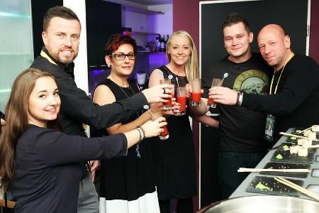 Die Jubiläumskandidaten (v.r.n.l.): Sascha, Gastgeber Marcus und seine Freundin Sabrina, Zoi, Eik und Janne