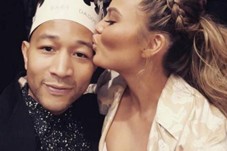 Chrissy Teigen gibt ihrem Mann John Legend ein Küsschen