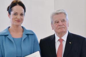 Schauspielerin Natalia Wörner wurde von Bundespräsident Joachim Gauck ausgezeichnet