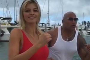 Das typische "Baywatch"-Bild: Blondine Kelly Rohrbach und Muskelpaket Dwayne Johnson laufen am Strand