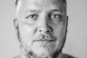 Christoph Brand liebt Kochen und Musik: Beides vereint er in seiner Kochbuch-Reihe "Kochen Unplugged"