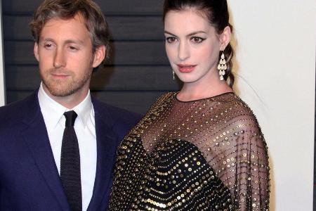 Anne Hathaway feiert hochschwanger mit ihrem Mann