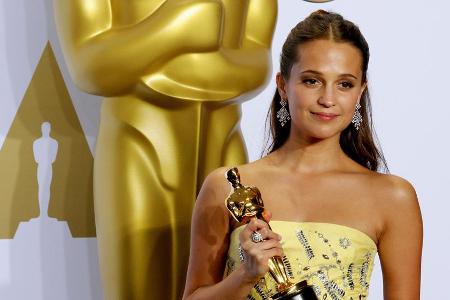 Vor der großen Sause: Alicia Vikander posiert mit ihrem Oscar für die Pressefotografen