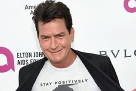 Sein T-Shirt sprach für sich: Charlie Sheen bei der AIDS Foundation Oscars Party von Elton John